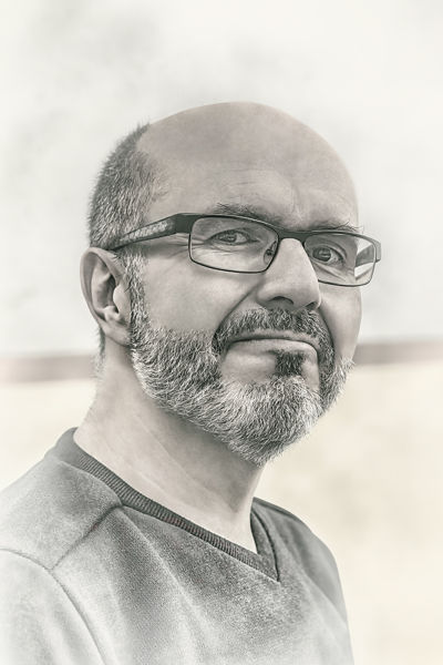 Retrato de hombre con gafas