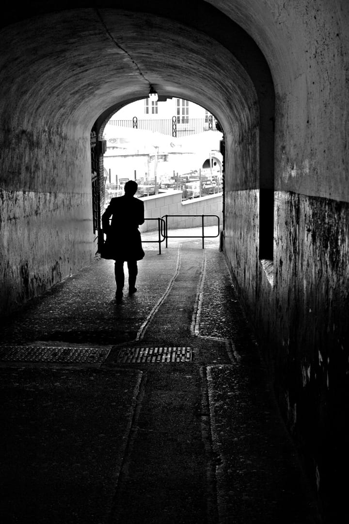 Silueta en el tunel