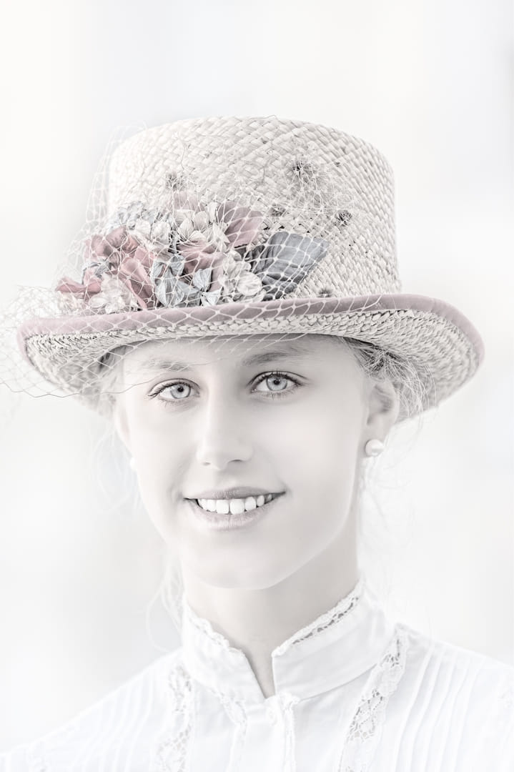 Muchacha con sombrero de flores