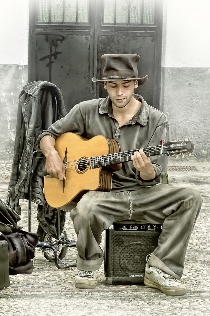 Un guitarrista en el Albaicín