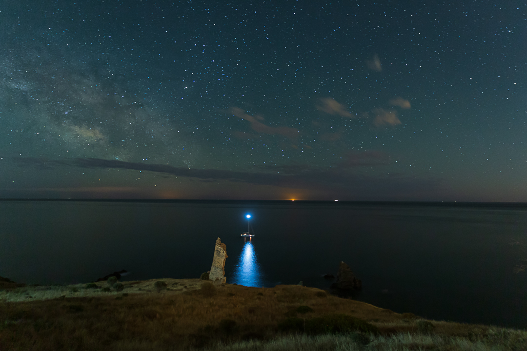 Noche bajo estrellas en torre de la miel