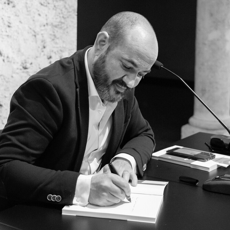 Presentación de libro en el CAF