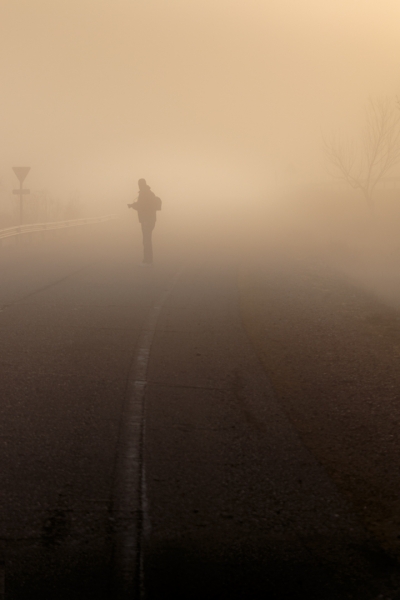 Fotógrafo en la niebla