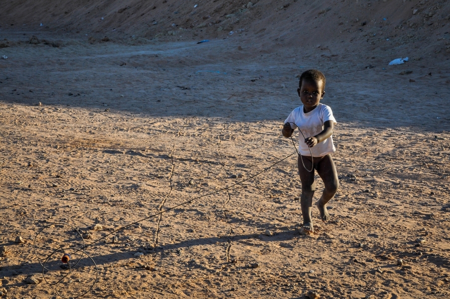 Niño saharaui jugando