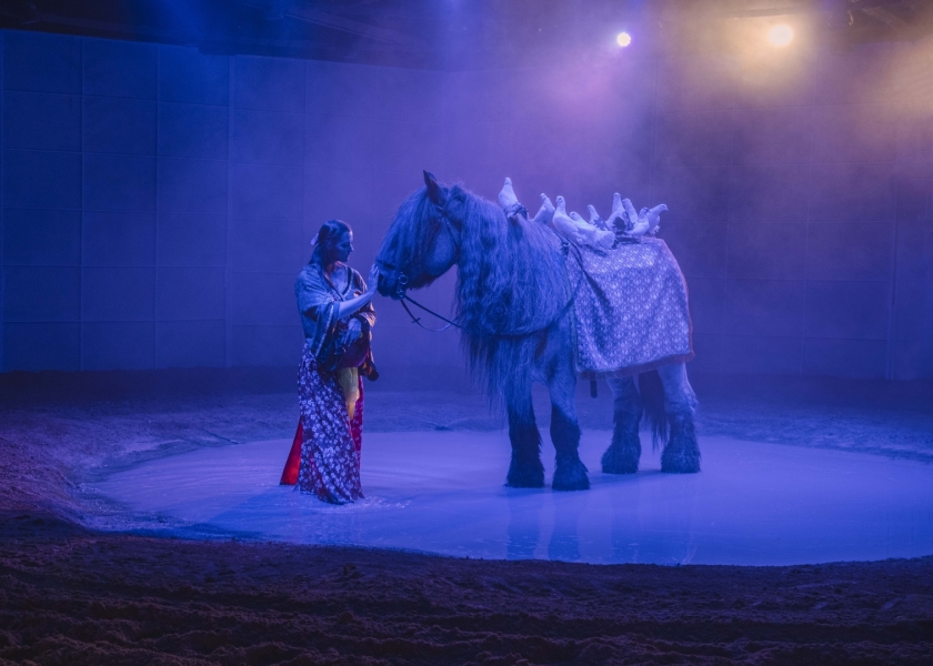 Onna-bugeisha pacificando su caballo