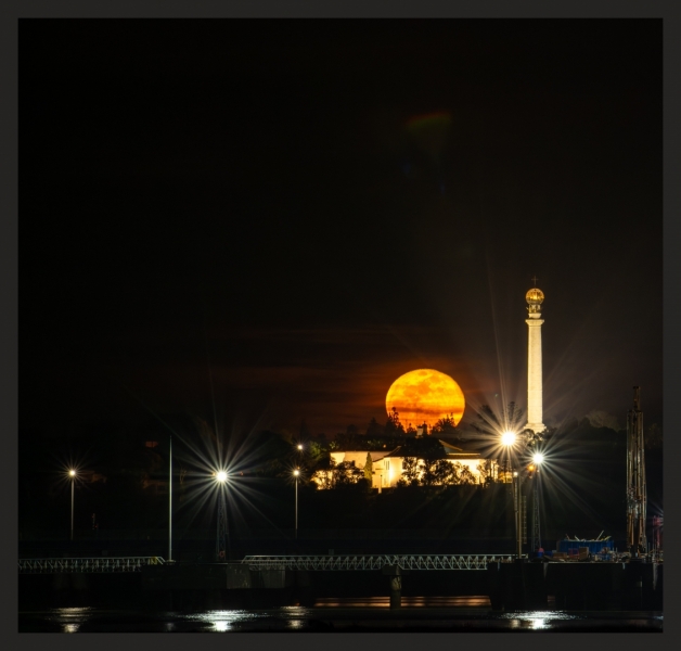 Luna Emergente.