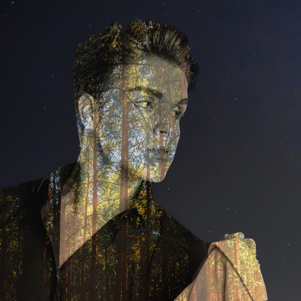 Hombre árbol bajo las estrellas