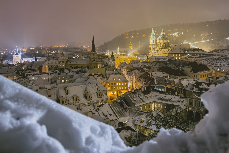 Praga enmarcada por la nieve
