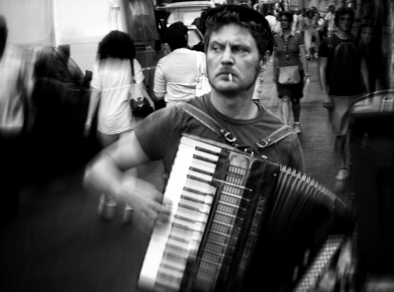 Músico callejero con mirada desafiante