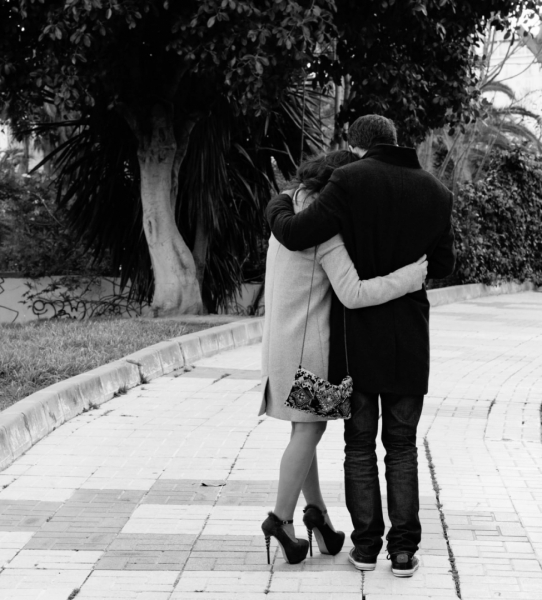 BLANCO Y NEGRO PAREJA PASEANDO