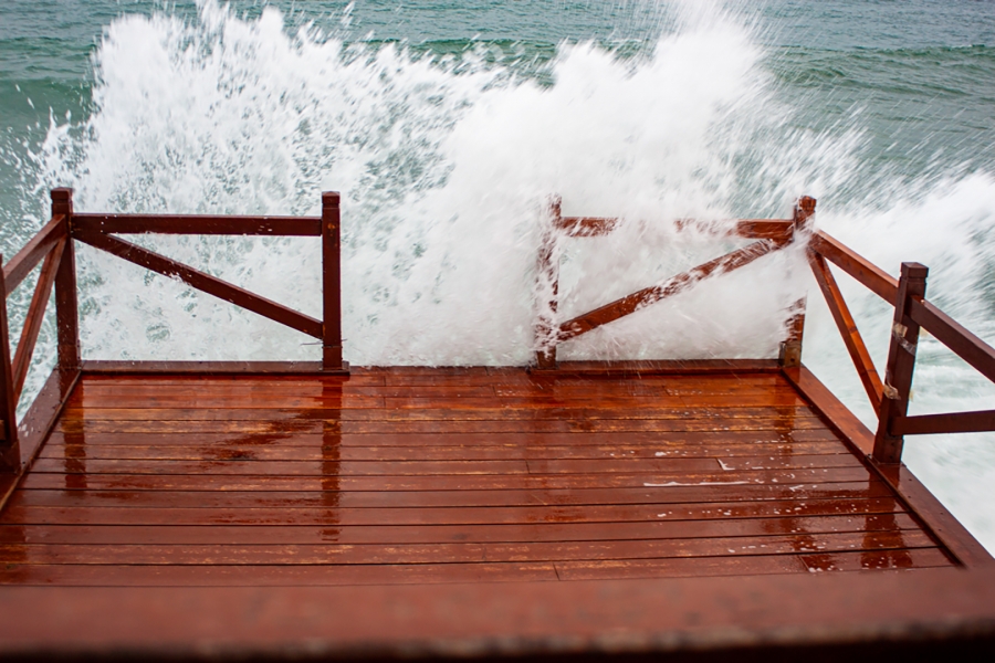ROMPIENDO LAS OLAS