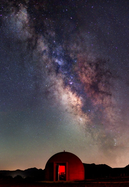 Una puerta al Universo bajo el cielo de Alhama (mosaico/panorama con seis tomas EF 50 mm))